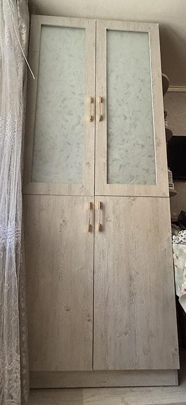 Dörd qapılı şkaf. T eze kimi. Şüşesi mat. İçi polkalı. Hündürlük