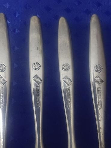 rəssamlıq ləvazimatları: Məhsul: 4 ədəd metal desert/meze çəngəl dəsti Xüsusiyyətlər: - — 3