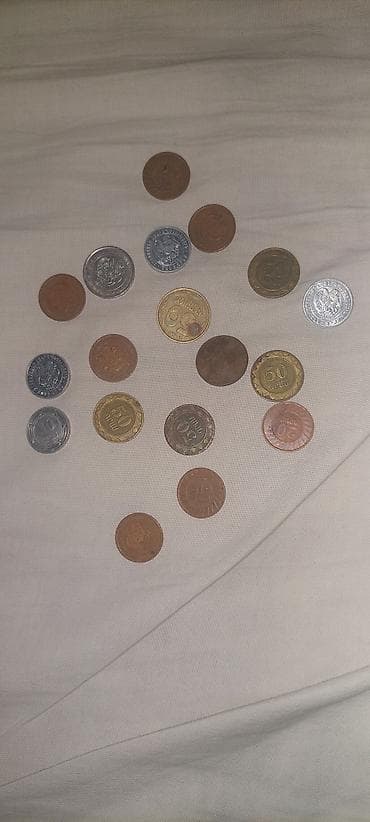 qəpik pullar: Kolleksiya üçün müxtəlif ölkələrə aid xırda pul sikkələri dəsti. toplu — 1