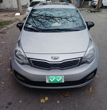 Kia Rio – gümüşü rəng, sedan gövdə. Xarici: - Aerodinamik ön bamper