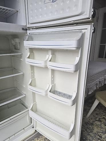 mikrafonlarin satisi: İki qapılı soyuducu (yuxarıda dondurucu) Xüsusiyyətlər: - Klassik ağ — 3