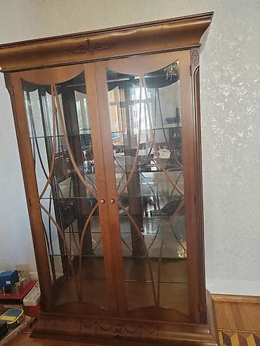 Zövqlü vitrin şkaf - Material: massiv ağac karkas, şüşə qapılar və — 1