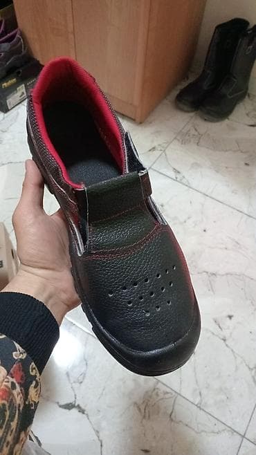 maqnitli saatlar: İş ayaqqabısı yay uçun - Rəng: qara, qırmızı detallarla - Material — 2