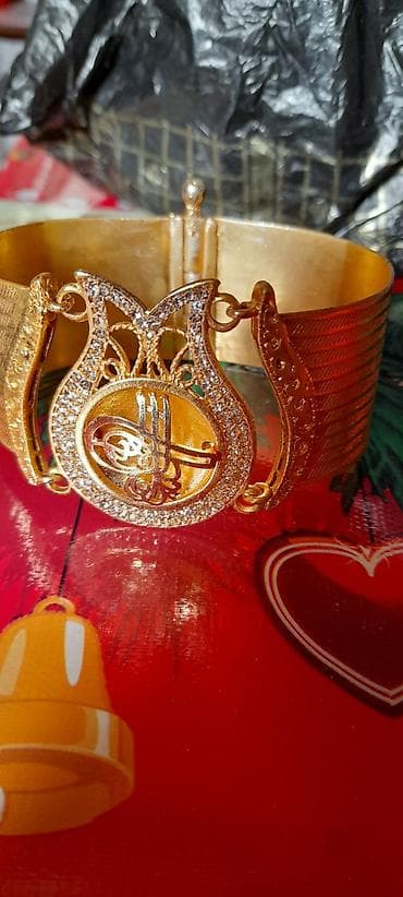 Qızılı rəngdə bəzəkli qolbaq - Material: qızılı rəngdə metal ərintisi