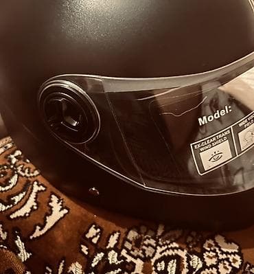 ful face kask: Motorsiklet dəbilqəsi – mat qara rəngdə, tam üz qapalı dizayn — 1