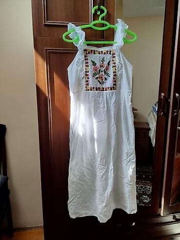 Ağ rəngli, yüngül və nəfəsalan yay paltarı. Dizaynı boğazsız və