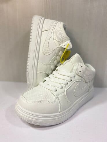 toxunma corablar: Ağ rəngli uşaq krossovkası - Model: aşağı kəsimli, klassik basketbol — 2