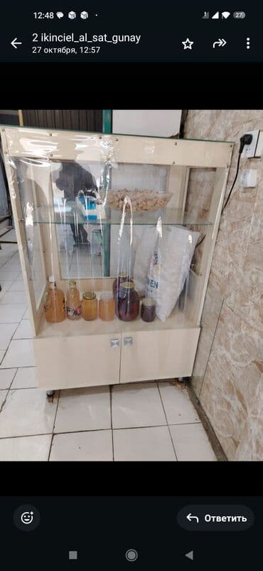 Şüşəli dolab vitrini