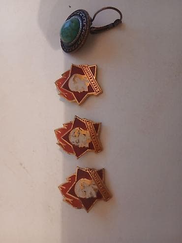 kaffa sırğalar: Məhsul: Sovet dövrünə aid 3 ədəd “Пионерия” (Pioner) nişanı və vintli — 4