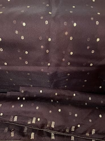 Fiqurlar: Şokolad-qəhvəyi rəngdə, xırda qızılı nöqtəli naxışa malik parça. - — 1