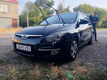 Продажа авто: Hyundai i30 CW, qara rəngli universal kuzov. Xüsusiyyətlər: - Kuzov — 5