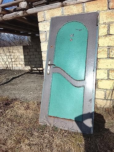 goz muncuq: Panel, ortada dalğalı dekorativ xətt - Üz hissəsində “92” nömrəsi və — 2