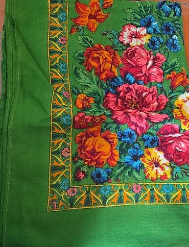 Ev saatları: Yaşıl fonlu, iri çiçək naxışlı böyük yun şal [ en1.50×uzun 2.10sm] — 2