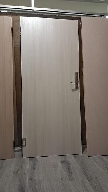 kecə: Taxta teksturalı daxili qapılar – müxtəlif açıq bej və açıq ağ palıd — 3