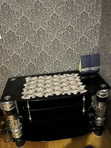 Düz TV altlığı, Polkalı, Şüşəli