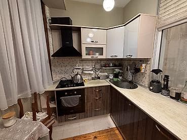 Mətbəx mebeli dəsti – L formalı, üst və alt dolablarla komplekt. -