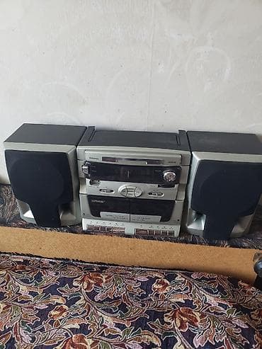 Kompakt musiqi mərkəzi – 2 ədəd səsucaldan kolonkadan və əsas blokdan