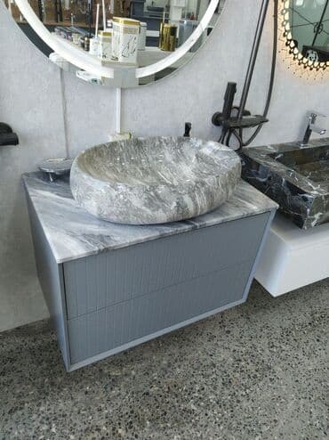 Santexnika: Dəbli boz rəngli dolabda yerləşən mərmər lavabo. Dolab hamam otağı — 1