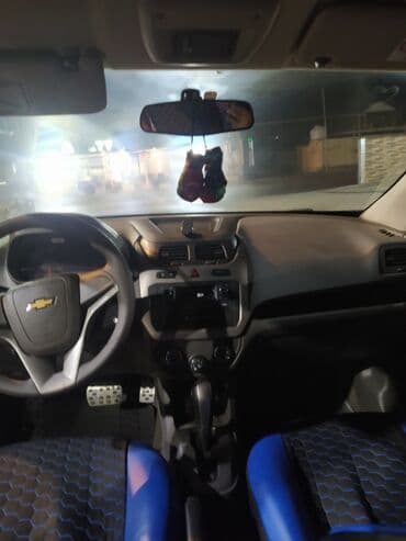 авто дешево купить: Bu, dörd qapılı, mavi rəngli Chevrolet Cobalt sedanıdır. Avtomobil — 2