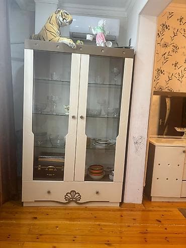 stenka mebel 2022: Qonaq otağı üçün mebel dəsti Tərkibi: - 2 ədəd şüşə vitrin (birinin — 1
