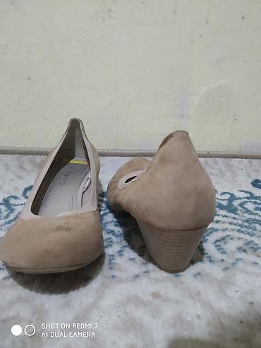 Личные вещи: Qadin ayaqqabısı – bej rəngli, yumşaq süet toxumalı. Dairəvi burunlu — 1