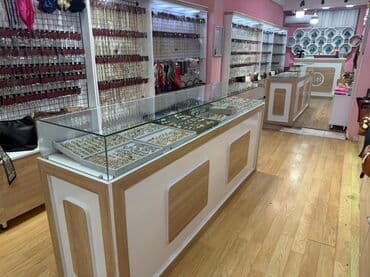 qizilin qramin qiymeti: Satılır; yalnız mebellər içindəki setkalar və qarmaqlar. Vitrində olan — 5