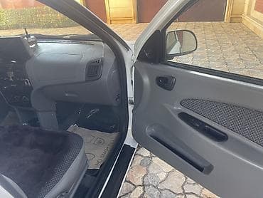 hyundai servis sumqayit: Ağ rəngli sedan, 4 qapı, kompakt ölçü və şəhər üçün qənaətcil həll — 2