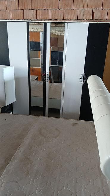 küç divan: - Qırmızı rəngli, modern dizaynlı divan. Yumşaq toxumalı parça üzlük — 8