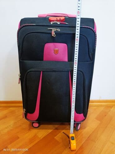 İdman qidaları: Səyahət çamadanı – yumşaq korpuslu, 4 təkərli, qara‑çəhrayı dizayn — 1