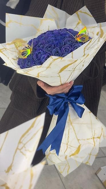 Bənövşəyi güllərdən bəzədilmiş buket - Tərkib: sıx kompozisiyada