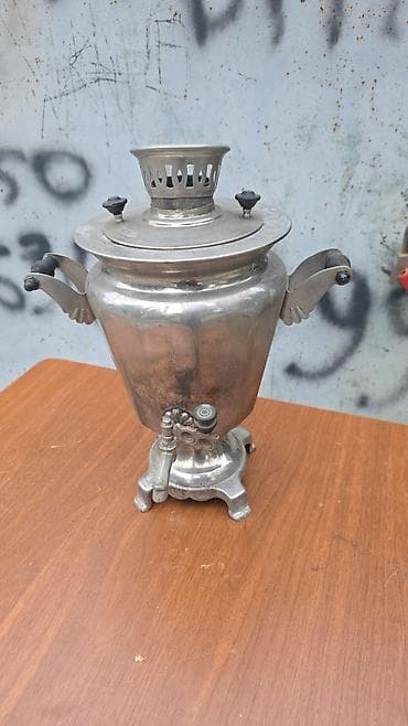 Ənənəvi dizayna malik gümüşü rəngli samovar. Bu samovar su qızdırmaq