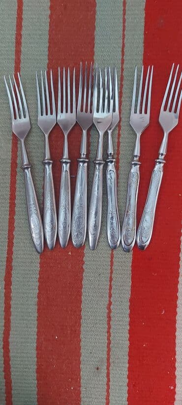 çəngəl qaşıq dəstləri: Səkkiz ədəd eyni dizaynlı gümüşü rəngli çəngəl dəsti. Hər bir çəngəlin — 1