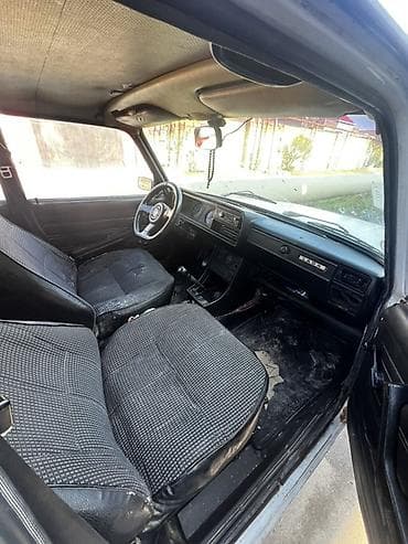 raf masin: VAZ 2107, ağ rəng, sedan kuzov. 4 qapı, 5 yerlik salon. Qara radiator — 5