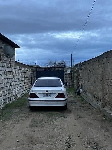 Ağ rəngli sedan avtomobil. 4200 ilkin odenis 5 ay 500 m - Kuzov: 4