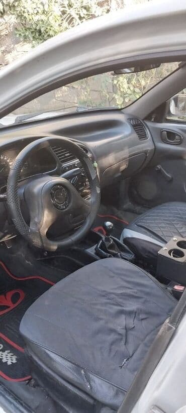 niva 4 qapi: Ağ rəngli 4 qapılı sedan - Korpus: kompakt sedan kuzovu, ağ rəng — 7