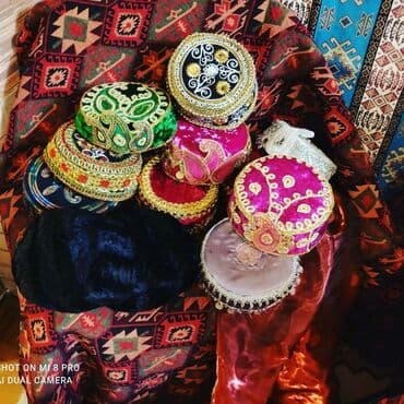 береты с рисунком: Araxçınlar hər rəngdə. kirayəsi 5₼ — 5