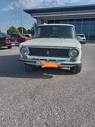 ağ niva: VAZ 2101 “Jiquli” sedan - Kuzov: klassik 4 qapılı sedan, ağ rəng - Ön — 1