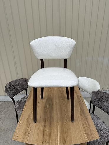 Yumşaq oturacaqlı yemək otağı stulları - Dizayn: Yarımoval kürəyi və