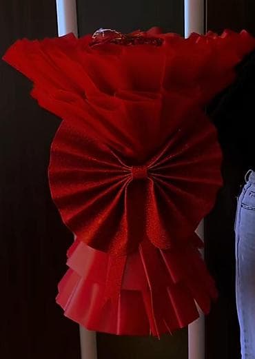 Qırmızı güllərdən böyük buket - Parlaq qırmızı rəngdə, həcmi böyük