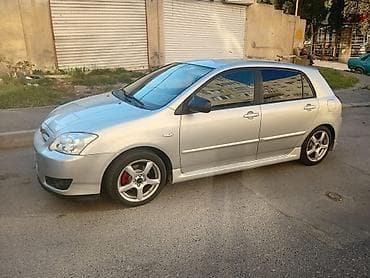 Toyota Corolla hatchback (E120). Gümüşü rəng, 5 qapı, 5 nəfərlik — 4