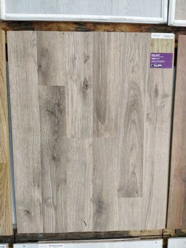 Galaxy markalı, açıq taxta rəngli laminat döşəmə paneli. Taxta