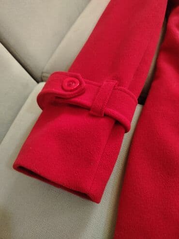 palto qadın üçün: Qırmızı rəngdə qadın paltosu, klassik dizayna malikdir. Yanlarında — 3