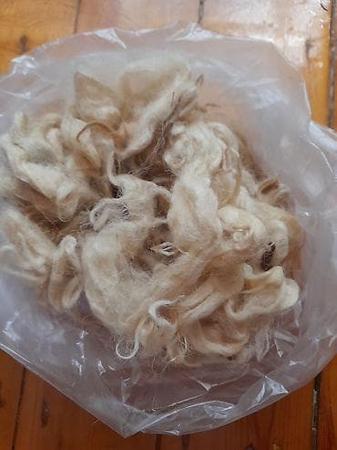 Təbii açıq bej rəngli yun lifləri - Material: təbii yun lifləri