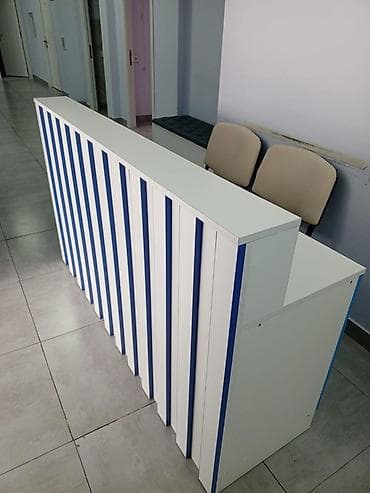 Sifarişlə ofis mebeli: Ağ və mavi rənglərdə olan bu qəbul masası, müştəri xidməti sahələri — 1