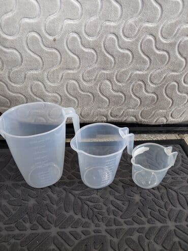 Mətbəx aksesuarları: Ölçü qrafinləri dəsti – şəffaf plastik, tutacaqlı və tökmə ağızlı - — 25