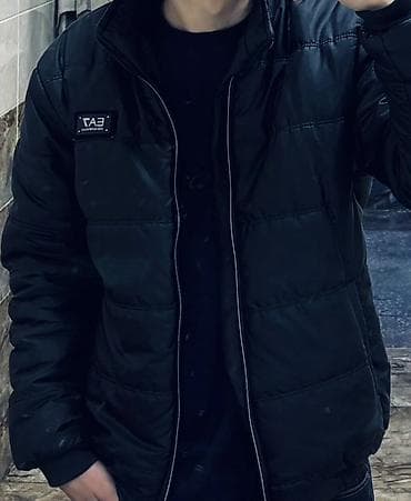 Qara rəngli kişi şişmə qış gödəkçəsi - Minimalist dizayn, sinədə — 1