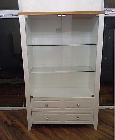 isqaflar: Şüşəli dolab vitrini — 1