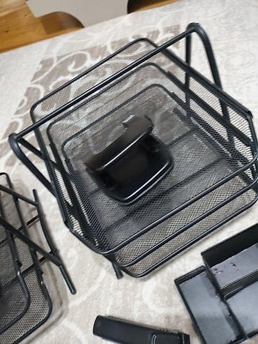 plast: Ofis təşkilatçı dəsti – metal tor konstruksiyalı qara stendlər və — 2