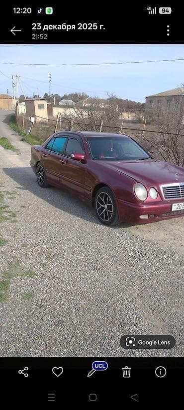 Mercedes-Benz E-Class sedan (W210), tünd bordo rəng. - Kuzov: 4 qapılı