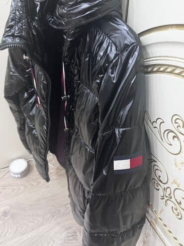 kurtkalar qadin ucun: Tommy Hilfiger qadin şişmə qış gödəkçəsi - Rəng: qara, parlaq faktura — 2